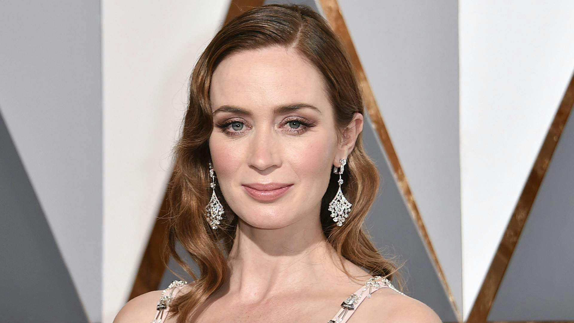 88th annual academy awards arrivals los angeles america 28 feb 2016 emily blunt oscar oscars topix pregnant bump pregnancy actor alone female personality 35141964 person human clothing apparel evening dress fashion gown robe
