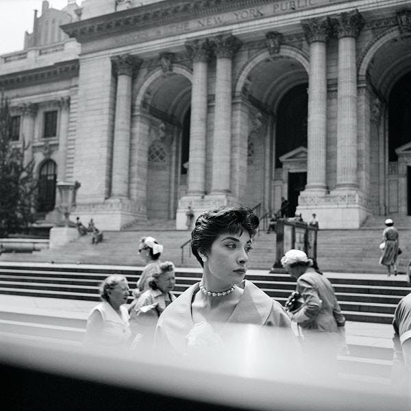Bibliothèque publique de New York vers 1954 tirage argentique, 2012 © Estate of Vivian Maier, Courtesy of Maloof Collection and Howard Greenberg Gallery, NY